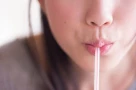 Không nên uống nước bằng ống hút trong thời gian dài! Đặc biệt là hai loại người này