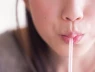 Không nên uống nước bằng ống hút trong thời gian dài! Đặc biệt là hai loại người này