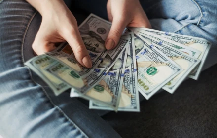 Ai là người khổ hơn vì tiền? Người giàu hay người nghèo?