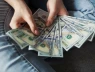 Ai là người khổ hơn vì tiền? Người giàu hay người nghèo?