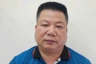 Nóng! Khởi tố tài xế ô tô xin nhập làn không được, chạy lên xe khách rút chìa khóa bỏ đi