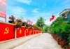 Độc đáo con đường rực rỡ cờ Tổ quốc, cờ Đảng của vợ chồng miền núi thu hút giới trẻ check in
