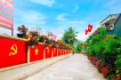 Độc đáo con đường rực rỡ cờ Tổ quốc, cờ Đảng của vợ chồng miền núi thu hút giới trẻ check in