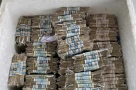 Người đàn ông bán rau mang cả thùng tiền lẻ cọc mua ô tô, 7 nhân viên hì hục đếm