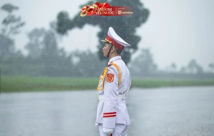 Trời mưa to vẫn dáng đứng Việt Nam