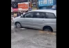Lại nữa, ô tô đang đi đường bị sụt hố ở Hà Nội