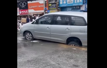 Lại nữa, ô tô đang đi đường bị sụt hố ở Hà Nội