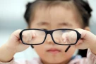 Có nên đeo kính thấp độ để “giảm cận”? 4 hiểu lầm cha mẹ thường mắc khi con bị cận thị