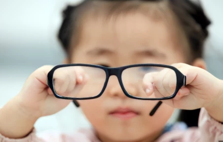 Có nên đeo kính thấp độ để “giảm cận”? 4 hiểu lầm cha mẹ thường mắc khi con bị cận thị