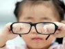 Có nên đeo kính thấp độ để “giảm cận”? 4 hiểu lầm cha mẹ thường mắc khi con bị cận thị