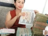Mua ủng hộ người bán vé số dạo, vợ chồng trẻ trúng 5 tờ đặc biệt