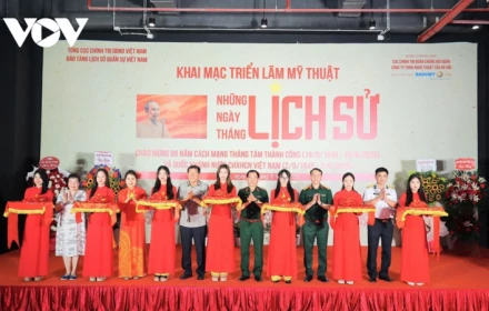 Triển lãm mỹ thuật “Những ngày tháng lịch sử”: Nét vẽ lưu dấu lịch sử, sắc màu kể chuyện non sông