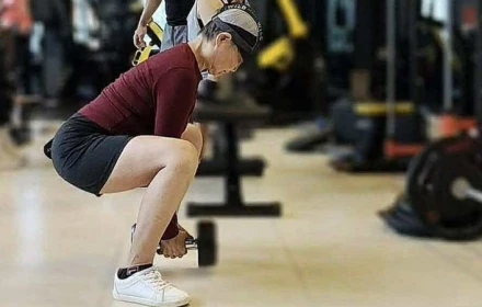 Cụ bà U80 mê tập gym, nâng tạ 10 kg