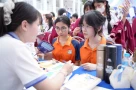 Phụ huynh và các con hồi hộp chờ điểm chuẩn đại học 2025!
