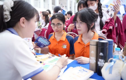 Phụ huynh và các con hồi hộp chờ điểm chuẩn đại học 2025!