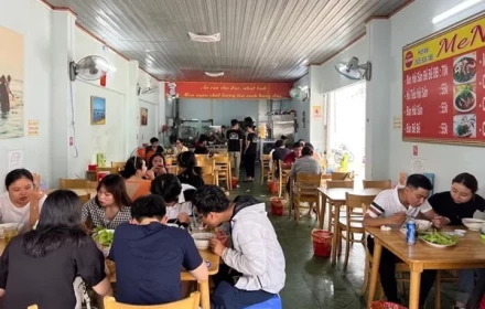Một địa điểm có hai hộ bán hàng nộp thuế ra sao?