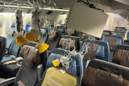Cảnh tượng tan hoang trong máy bay Singapore Airlines vừa gặp nhiễu động nghiêm trọng khiến hàng chục người bị thương, một người thiệt mạng