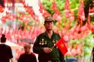 Các tuyến phố Hà Nội kín người giữ chỗ, háo hức chờ xem tổng hợp luyện diễu binh như thế nào?