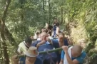 Du khách nặng 116kg vẫn ham lên núi Nga Mi: 42 km trên vai chín phu kiệu bao nhiêu tiền?