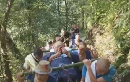 Du khách nặng 116kg vẫn ham lên núi Nga Mi: 42 km trên vai chín phu kiệu bao nhiêu tiền?