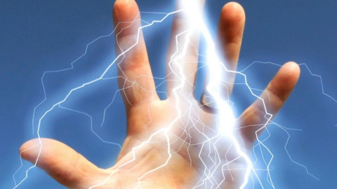 Vì sao vào mùa đông, sờ đâu cũng bị "điện giật"?