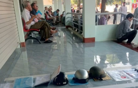 Người dân 'xếp hàng' bằng mũ bảo hiểm ở trung tâm hành chính công, lãnh đạo xã nói gì?