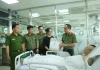 Trung tướng Nguyễn Thanh Tùng trao Bằng khen tặng Đại úy Lê Đình Công bị thương khi làm nhiệm vụ A80