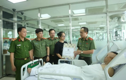 Trung tướng Nguyễn Thanh Tùng trao Bằng khen tặng Đại úy Lê Đình Công bị thương khi làm nhiệm vụ A80