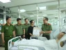 Trung tướng Nguyễn Thanh Tùng trao Bằng khen tặng Đại úy Lê Đình Công bị thương khi làm nhiệm vụ A80