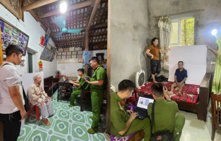 Công an xã đến tận nhà thu nhận hồ sơ cấp thẻ đảng viên cho các đảng viên cao tuổi