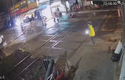 Clip: Thót tim khoảnh khắc người đàn ông vượt rào chắn, ngã nhào trước mũi tàu đang lao tới