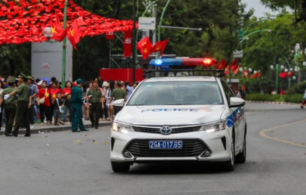 Cháu bé từ TP HCM ra Hà Nội xem diễu binh không may trở bệnh, được các chú CSGT kịp thời hỗ trợ, mở đường đưa cháu đi cấp cứu