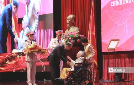 Tổng Bí thư Tô Lâm trao danh hiệu Anh hùng Lao động cho bà Nguyễn Thị Bình