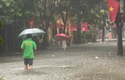 Nam Định ngay lúc này, nhiều tuyến phố đã thành sông 🌪️🌧️⛈