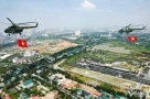 Khoảnh khắc dàn trực thăng kéo cờ bay qua các biểu tượng của Hà Nội