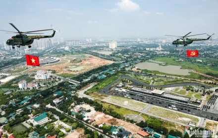 Khoảnh khắc dàn trực thăng kéo cờ bay qua các biểu tượng của Hà Nội