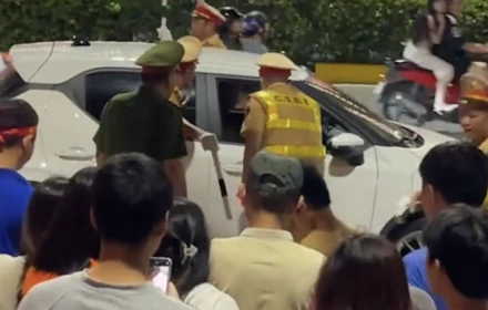 Ô tô dừng giữa chốt bảo vệ hợp luyện cầu cứu, Đại úy CSGT hành động 'sinh tử'
