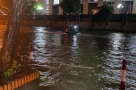 Hà Nội mưa lớn, nhiều tuyến đường ngập ngang bánh xe