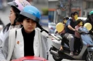 Đi xe máy không đội mũ bảo hiểm đúng cách có bị giữ xe không?
