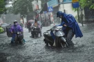Bão số 5 suy yếu nhưng tại sao Hà Nội vẫn mưa trắng trời?