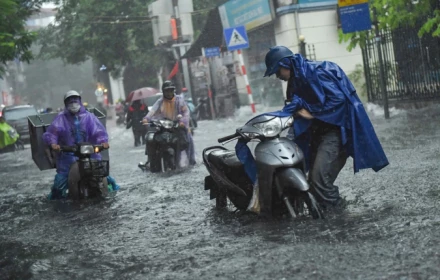 Bão số 5 suy yếu nhưng tại sao Hà Nội vẫn mưa trắng trời?