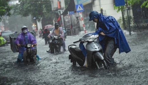 Bão số 5 suy yếu nhưng tại sao Hà Nội vẫn mưa trắng trời?