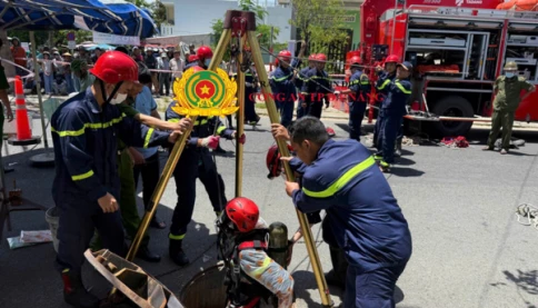 Thương tâm quá! Hai công nhân nạo vét cống không may bị mắc kẹt và tuvong dưới cống nước sâu 8m