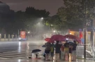 Đêm mưa gió vẫn xếp chỗ xem duyệt binh cuối tuần???