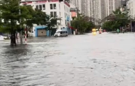 “Hà Lội” hôm nay ngập ra sao, đi đường nào đến cơ quan?