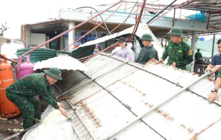 Căng mình khắc phục hậu quả bão số 5