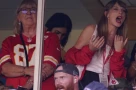 Chuyện tình Taylor Swift và Travis Kelce, từ vòng tay tình bạn đến nhẫn đính hôn