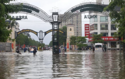 Hà Nội: 'Khu nhà giàu' ngập 'không lối thoát', dân thức xuyên đêm đắp đập ngăn nước