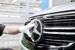 Ngành xe hơi châu Âu thê thảm đến mức nhà sản xuất ngôi sao biểu tượng gắn trên xe Mercedes cũng sụp đổ