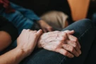 Đừng tưởng con cái tranh nhau nuôi cha mẹ già mà vội mừng!